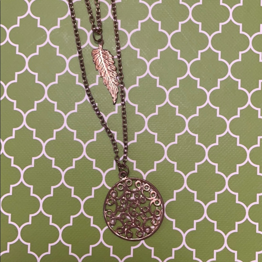 Fashion jewelry necklace w leaf & circle pendant